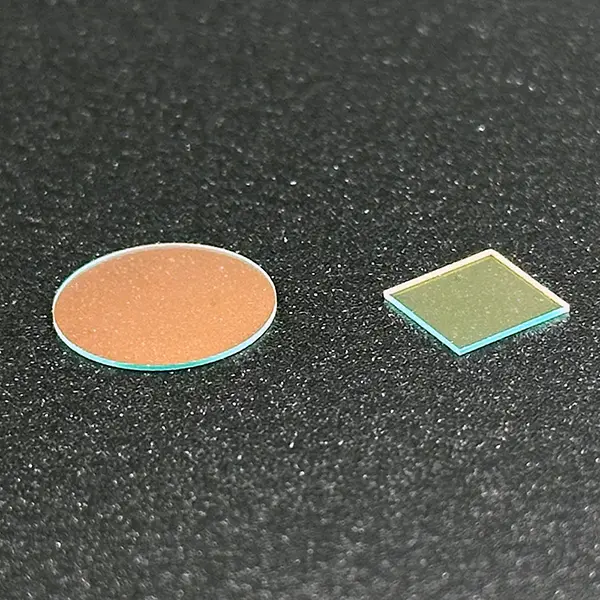 Zweikanal-Bandpassfilter für den sichtbaren Bereich + 850 nm, T > 90 %